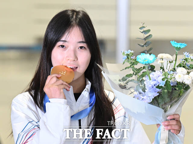 최가온(세화여고)의 금메달 획득 순간이 16일 2026 밀라노·코르티나담페초 동계올림픽 전반기 최고의 장면 중 하나로 꼽혔다. 사진은 최가온 선수가 16일 인천국제공항을 통해 귀국하고 있는 모습. /인천국제공항=이새롬 기자