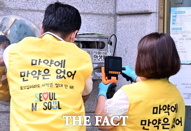 지난해 마약류 사범으로 경찰에 검거된 의사가 400명에 달했다. 3년 연속 늘었다.사진은 2025년 8월 26일 서울시와 동대문경찰서, 한국외국어대학교, 동대문보건소 등 관계자들로 구성된 합동점검반이 서울 동대문구 이문동 일대 주택가에서 마약 던지기 집중 단속을 하는 모습./ 이새롬 기자