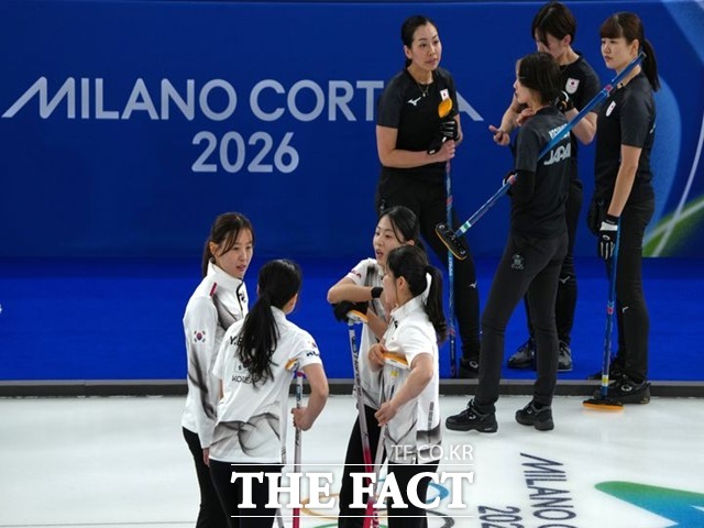 2026 밀라노·코르티나담페초 동계올림픽 단독 중계권을 쥔 JTBC가 한일전 도중 발생한 ‘일장기 송출’ 사고에 대해 공식 사과했다. 승전보를 기다리던 시청자들의 눈동자에 일장기를 박아 넣은 황당한 사고가 발생한 지 하루 만이다. 한국 여자 컬링 대표팀이 15일(현지 시간) 이탈리아 코르티나담페초의 코르티나 컬링 올림픽 스타디움에서 열린 2026 밀라노·코르티나 동계올림픽 컬링 라운드로빈 5차전 일본과의 경기에서 회의를 하고 있다. 스킵 김은지, 서드 김민지, 세컨드 김수지, 리드 설예은, 핍스 설예지로 구성된 한국은 일본을 7-5로 꺾었다. /코르티나담페초=AP/뉴시스