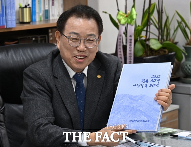 장 위원장은 인터뷰에 앞서 최근 발간한 백서를 먼저 건넸다. 그는 올해 1월 9일 출판기념회를 열었다며 10년 전 70년사를 만들었고 이번에 80년사를 정리했다. 이산가족 문제의 경과와 활동을 최대한 담았다고 설명했다. /이새롬 기자