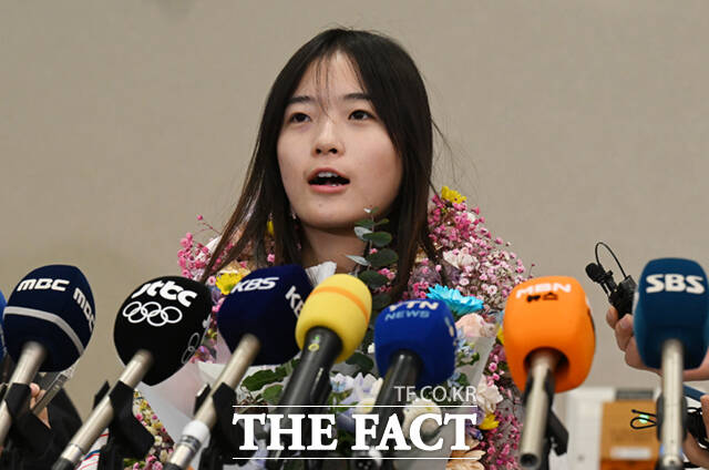 2026 밀라노·코르티나담페초 동계올림픽에서 한국 설상 종목 사상 첫 금메달을 목에 건 최가온 선수가 16일 인천국제공항을 통해 귀국해 소감을 밝히고 있다./인천국제공항=이새롬 기자