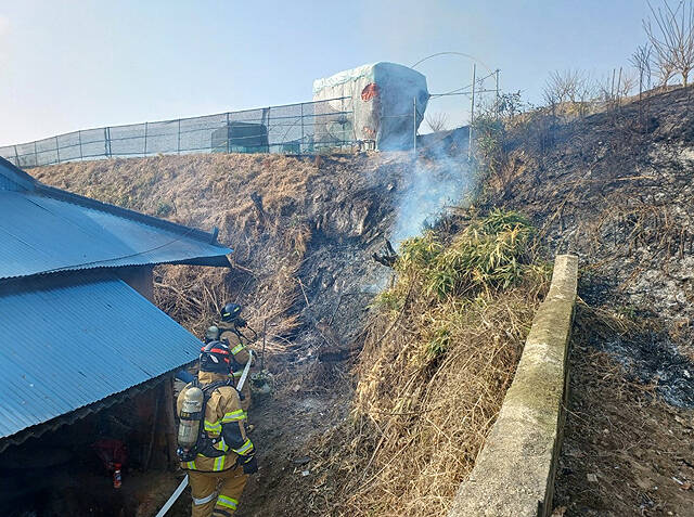 15일 10시34분쯤 문경시 산양면에서는 주택 뒤편에서 잡풀을 소각하던 중 불이 번져 소방당국이 진화에 나섰다. /경북소방본부