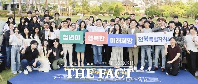 지난 2024년 5월 3일 전북도청 잔디광장에서 열린 전북특별자치도 출범100일 청년 토크콘서트에서 김관영 전북도지사와 도내 청년 100여 명이 소통의 시간을 갖고 기념 촬영을 하고 있다. /전북도