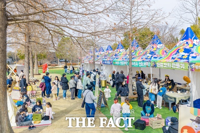 설 연휴를 맞아 순천만국가정원을 찾은 관람객들이 두쫀쿠 만들기와 정원꼬치 만들기 등 연휴 특별 프로그램을 즐기고 있다. /순천시