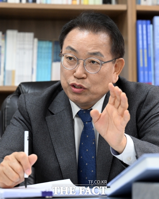 비관만 할 단계는 아니다. 장 위원장은 북한의 적대적 두 국가 규정을 이같이 평가했다. 그는 두 국가론은 체제 불안 속에서 문을 걸어 잠그는 통제 강화의 산물이라고 평가했다. /이새롬 기자