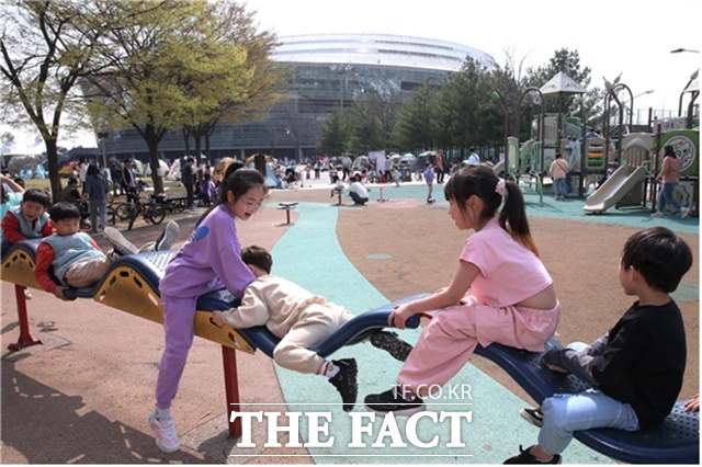 광명스피돔 페달광장에서 어린이들이 여유로운 주말을 보내고 있다./국민체육진흥공단