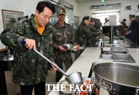  식판에 음식 담는 오세훈 시장 [포토]