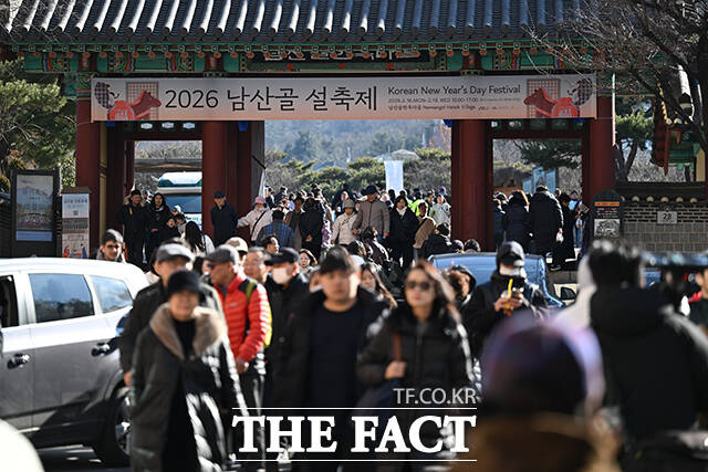 한옥마을에서 설 축제 즐기는 시민들.