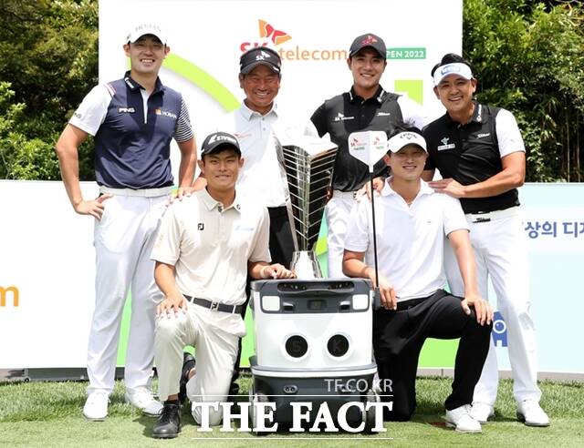 2022년 대회에서 포토콜에 참여하고 있는 선수들. 뒷줄 왼쪽 부터 시계 방향으로 김비오, 최경주, 김한별, 박상현, 양지호, 장희민./KPGA