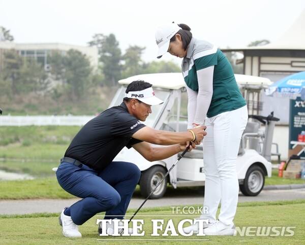SK텔레콤오픈2019 재능 나눔 행복 라운드에서 최경주가 아마추어 선수에게 그립 레슨을 하고 있는 모습./KPGA