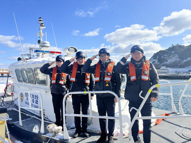 동해해경 울릉파출소 직원들이 설 연휴 안전 결의를 다지고 있다. /동해해경