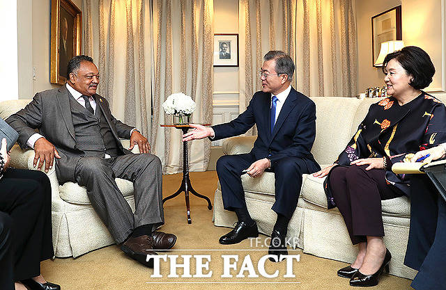 유엔총회 참석을 위해 미국 뉴욕을 방문 중인 문재인 전 대통령과 부인 김정숙 여사가 2018년 9월 25일 오후(현지시간) 뉴욕 외교협회(CFR)에서 외교협회(CFR)·코리아 소사이어티(KS)·아시아 소사이어티(AS) 공동주최로 열린 위대한 동맹으로 평화를(Our Greater Alliance, Making Peace) 행사를 마친 뒤 미국 인권운동가 제시 잭슨 목사를 만나 대화하고 있다. / 청와대