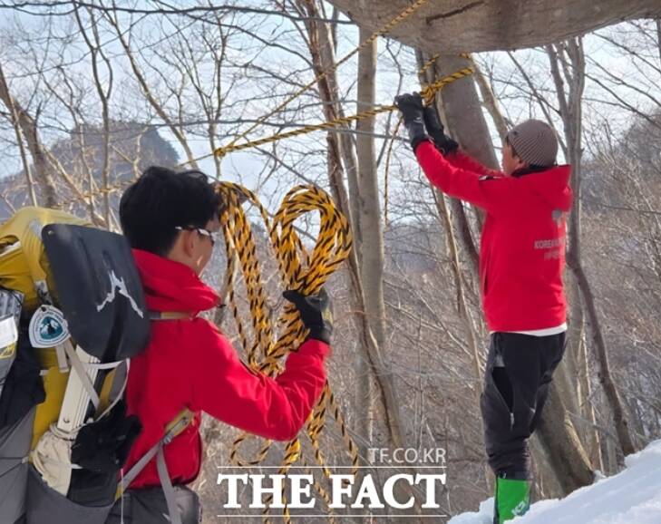 울릉군산악구조대가 성인봉 등반로에 유도로프와 표식기를 설치하고 있다. /울릉군산악구조대