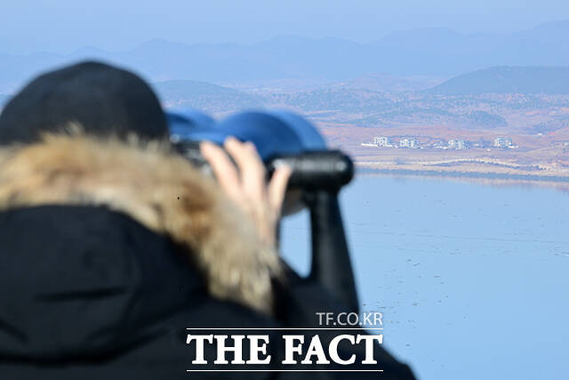 통일전망대를 찾은 실향민이 북한 일대를 바라보고 있다.