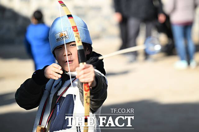 활 만들기는 마친 아이가 과녁을 정조준하고 있다.