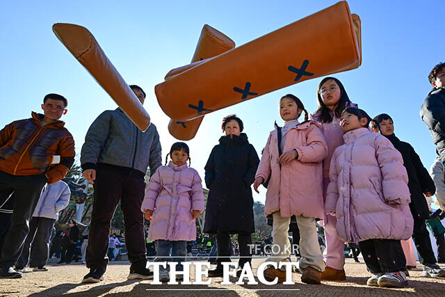 남산한옥마을을 찾은 어린이들이 윷을 던져 한 해 운세를 알아보는 윷점을 즐기고 있다.