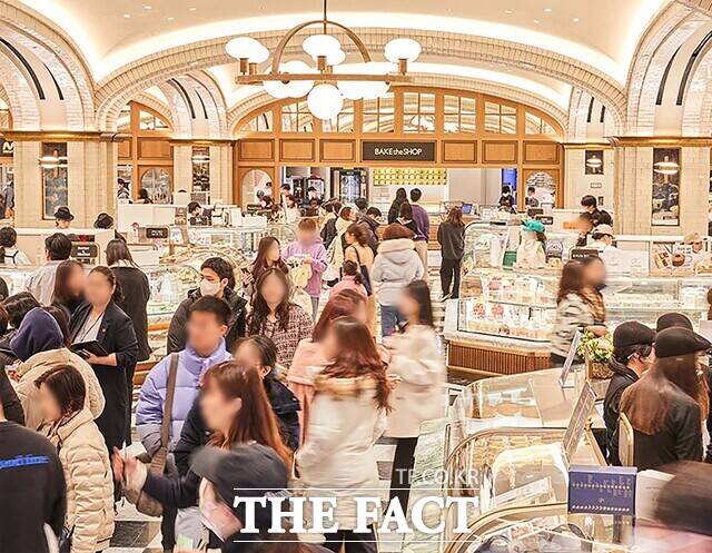 신세계백화점 강남점 스위트파크가 오픈 2주년을 기념해 18일부터 신세계 블루밍 플레이버 행사를 진행한다. /신세계백화점