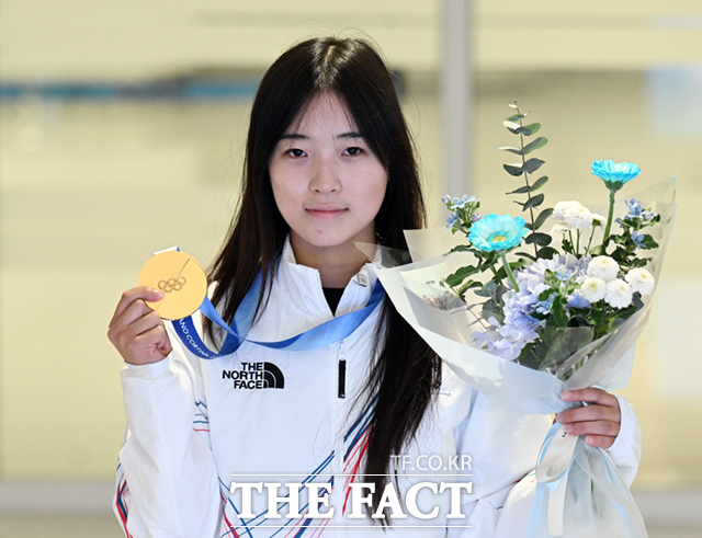 2026 밀라노·코르티나담페초 동계올림픽에서 한국 설상 종목 사상 첫 금메달을 목에 건 최가온 선수가 16일 인천국제공항을 통해 귀국해 금메달을 들어보이고 있다. /인천국제공항=이새롬 기자