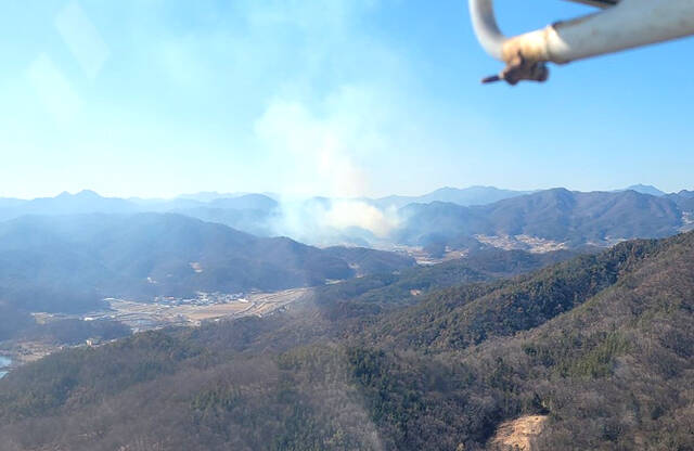 17일 오후 문경시 농암면 지동리 한 야산에서 산불이 발생해 진화대가 산불을 끄고있다. /경북소방본부