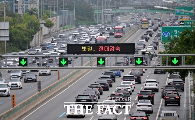 설 당일 귀성·귀경 차량이 한꺼번에 몰리면서 전국 고속도로 곳곳에서 차량 흐름이 둔화했다. /임영무 기자