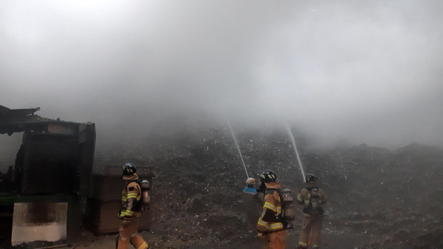 17일 오전 4시 47분쯤 영천시 도남동 자원순환시설 화재 현장에서 소방대원들이 진화 작업을 벌이고 있다. /경북소방본부