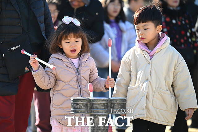 투호 즐기는 어린이들.