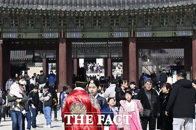 설 연휴 마지막 날인 18일 전국이 대체로 맑은 가운데 낮에는 포근하겠다. 사진은 설 연휴 둘째 날인 15일 오후 서울 종로구 경복궁이 관람객들로 붐비고 있다. /송호영 기자