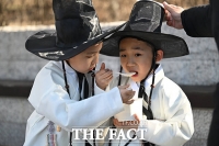  '어린이 선비 입맛 사로잡은 떡국'…즐거운 남산골 설축제 [TF사진관]