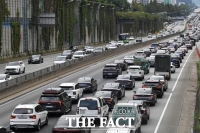  설날 밤 귀경길 고속도로 정체 계속...부산→서울 7시간 40분