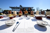  설날 북녘 향한 실향민들의 합동 차례 [TF사진관]