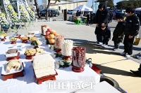  '막내야 인사 드려야지' [포토]