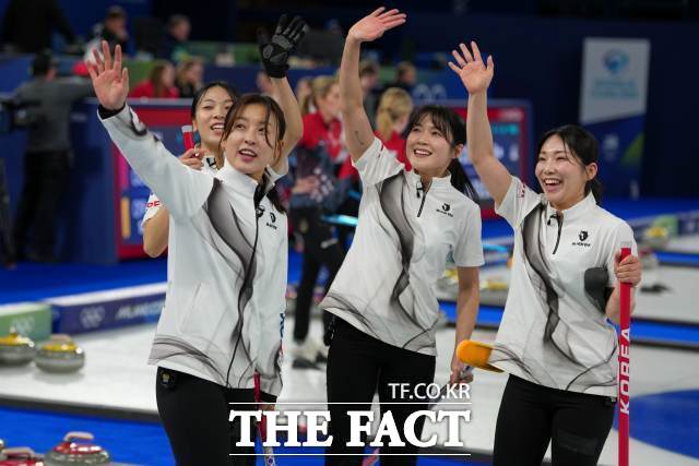 18일(한국시간) 한국 여자 컬링 대표팀이 2026 밀라노·코르티나담페초 동계올림픽 라운드로빈에서 강호 스웨덴을 상대로 승리했다. /코르티나담페초=AP/뉴시스
