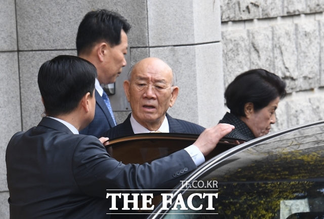 5·18 민주화운동 관련자의 명예를 훼손한 혐의로 기소된 전두환 전 대통령이 광주지법 재판에 출석하기 위해 11일 오전 서울 서대문구 연희동 자택을 나서고 있다. /이새롬 기자