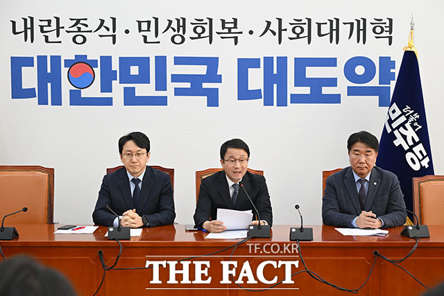 한병도 더불어민주당 원내대표(가운데)가 18일 오전 서울 여의도 국회에서 기자간담회를 열고 모두발언을 하고 있다. /국회=남용희 기자