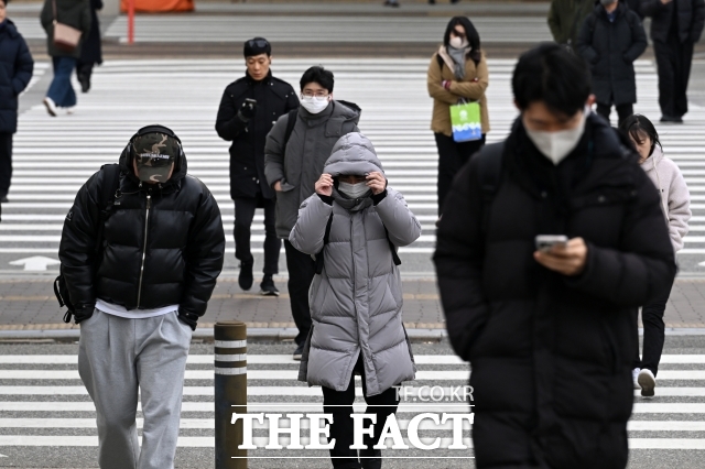 눈이 녹아서 비나 물이 된다는 절기상 우수(雨水)인 19일 전국이 대체로 맑은 가운데, 아침 기온은 영하권으로 떨어져 쌀쌀하겠다. /서예원 기자