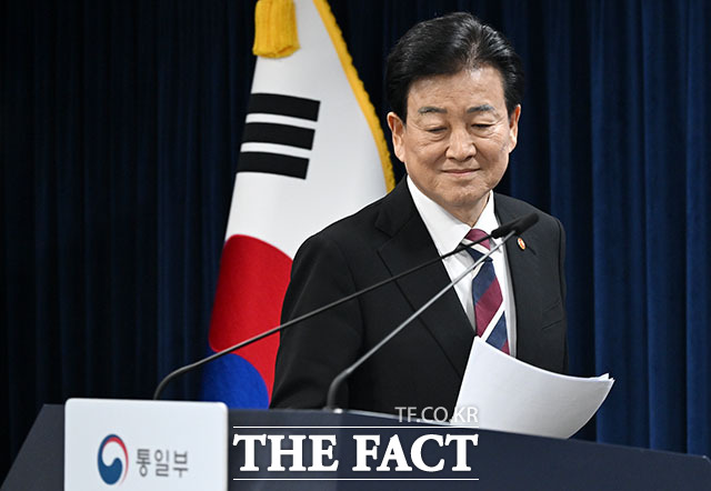 정 장관은 군 당국과 협력해 우발적 충돌 방지와 군사적 신뢰 구축을 위해 비행금지구역 설정 등을 포함한 기존 9·19 군사합의 복원을 선제적으로 검토·추진해 갈 것이라고 밝혔다. 정 장관은 브리핑 이후 9·19 군사합의 복원이 정부 부처 간 합의됐느냐는 질의에 정부 입장이라고 답했다. /남용희 기자