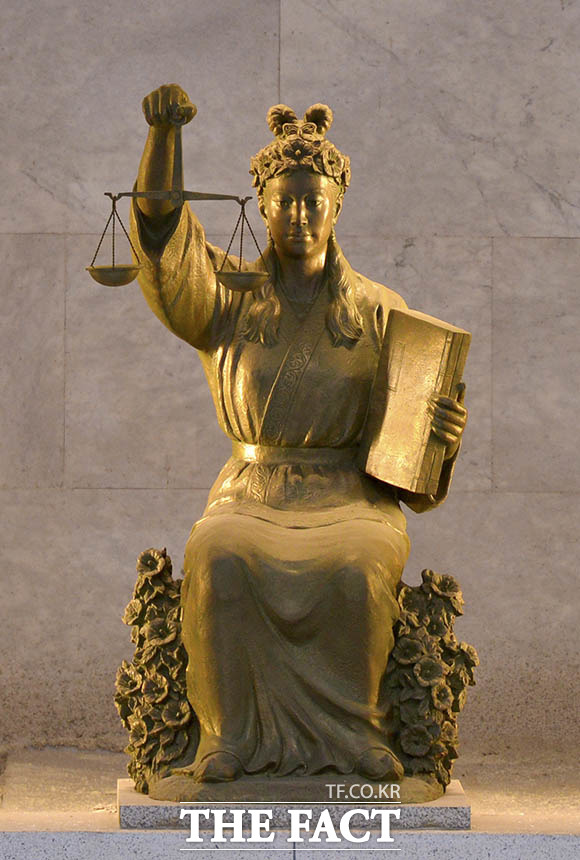 대법원이 재판소원 도입을 놓고 헌법상 허용되지 않는 제도라며 반대 입장을 밝혔다. 국민에게 사실상 4심제 부담을 지울 수 있다며 우려를 나타냈다. /더팩트 DB