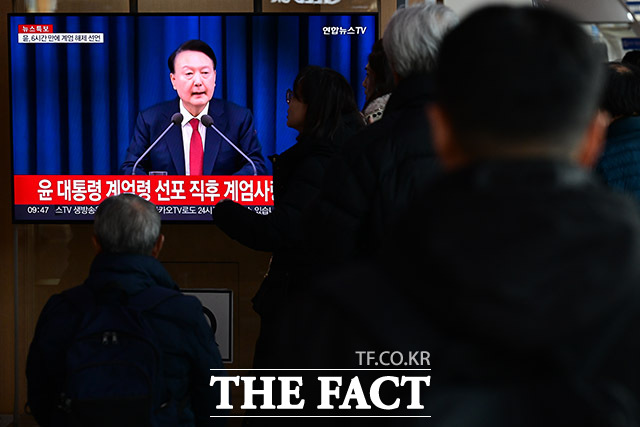 2025년 12월 4일 오전 서울 중구 서울역 대합실에서 시민들이 윤석열 대통령의 비상계엄령 선포와 관련한 뉴스를 시청하고 있다. /남윤호 기자