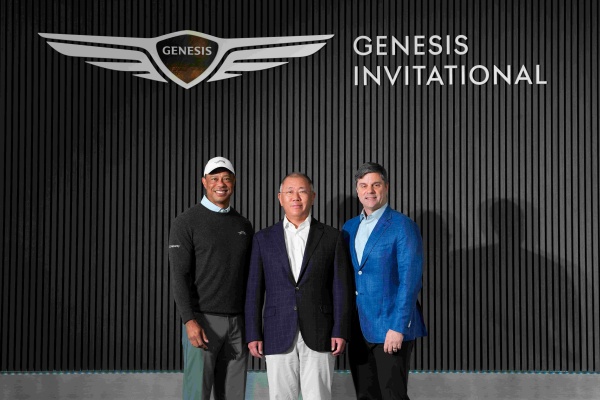 (왼쪽부터) 타이거 우즈(Tiger Woods), 현대차그룹 정의선 회장, PGA투어 브라이언 롤랩 CEO. /제네시스