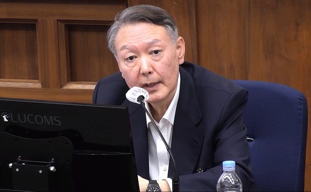 윤석열 전 대통령이 2025년 11월 24일 열린 자신의 내란 우두머리 혐의 등 공판에서 발언하고있다./서울중앙지법