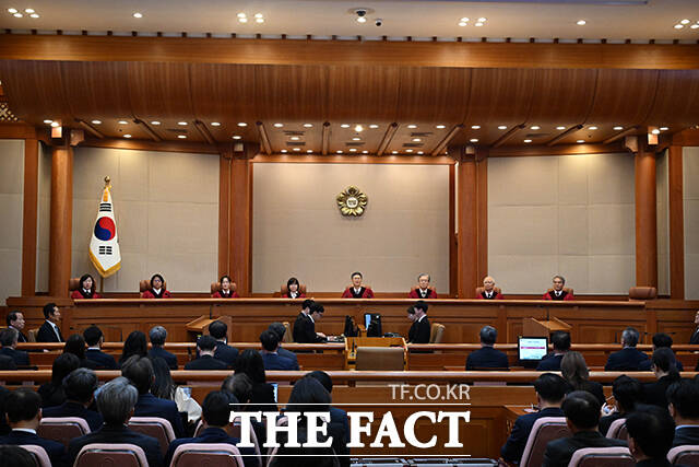 윤석열 대토령 탄핵심판 선고가 2025년 4월4일 서울 종로구 헌법재판소 대심판정에서 열린 가운데 문형배 헌재소장 권한대행과 헌법재판관들이 심판정에 자리하고 있다. /사진공동취재단