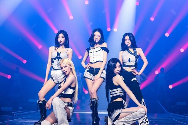 그룹 ITZY가 2월 13일부터 15일까지 서울 송파구 잠실실내체육관에서 열린 세 번째 월드투어 TUNNEL VISION에 취약계층 아동·청소년과 가족들을 초청했다./JYP엔터테인먼트