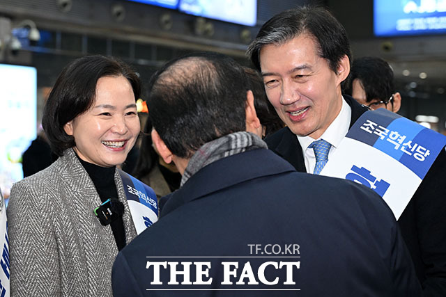 조국 조국혁신당 대표(맨 오른쪽)가 19일 