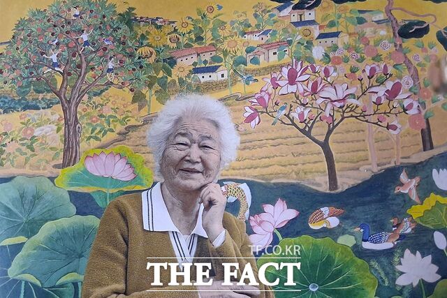 이군자 씨가 자신의 목원대 미술학부 한국화전공 졸업작품인 추억은 아름다워(162.2×130.3㎝, 장지에 채색, 2025) 앞에서 기념촬영을 하고 있다. /목원대