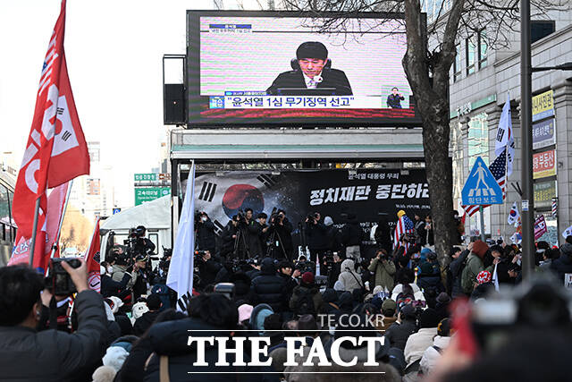 법원이 내란 우두머리 혐의로 기소된 윤석열 전 대통령에게 무기징역을 선고하자 시민단체들이 헌법 질서를 파괴한 내란에 대한 최소한의 사법적 단죄라고 평가했다. 사진은 19일 윤 전 대통령의 지지자들이 서울시 서초구 서울중앙지법 일대에서 내란 우두머리 혐의를 받는 윤 전대통령의 1심 선고 방송을 지켜보고 있는 모습. /김성렬 인턴기자