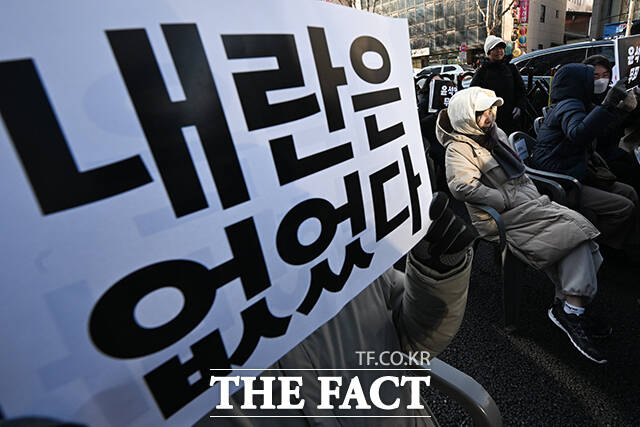 윤석열 전 대통령의 12·3 비상계엄 관련 내란 우두머리 등 혐의 1심 선고가 있는 19일 오후 한 윤 전 대통령 지지자가 무기징역 선고를 듣고 아쉬워하고 있다. /김성렬 인턴기자