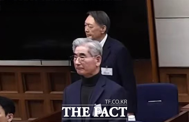 내란 우두머리 등 혐의로 기소된 윤석열 전 대통령이 19일 오후 서울 서초구 서울중앙지방법원에서 열린 12.3 비상계엄 관련 윤 전 대통령 내란 우두머리 혐의 사건 1심 선고공판에 참석하고 있다. /서울중앙지방법원