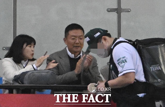 구연경 LG복지재단 대표와 남편 윤관 BRV 대표가 지난해 3월 서울 송파구 잠실야구장에서 열린 2025 KBO리그 LG 트윈스와 한화 이글스의 경기를 관람하며 맥주를 구매하고 있다. /박헌우 기자