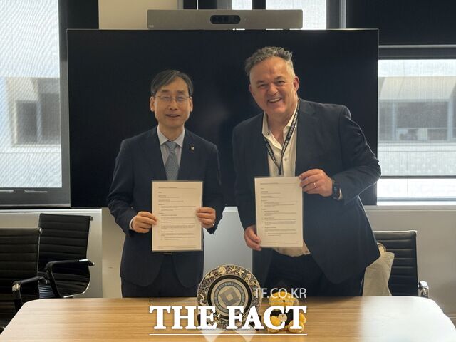 10일 국립한밭대와 호주 디킨대학교가 글로벌 교육 협력 및 국제 학술교류 강화를 위한 업무협약을 체결하고 기념촬영을 하고 있다. 왼쪽부터 국립한밭대 오용준 총장, 디킨대 국제처 Ben Stubbs 사무국장. /한밭대