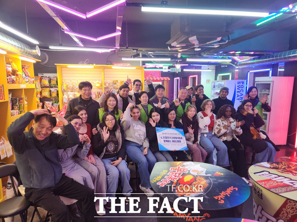 호국보훈기념사업회와 대전사랑시민협의회가 18일 6·25전쟁 참전국 22개국 출신 유학생 30명을 초청해 외로움을 달래주기 위해 설맞이 라면 파티 및 선물 나눔 행사를 열었다. /호국보훈기념사업회